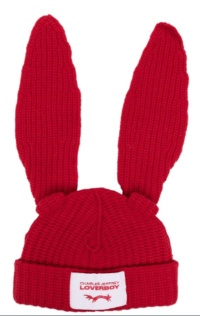 這頂兔耳朵帽也亦有紅色 ($1400)。圖源：Farfetch